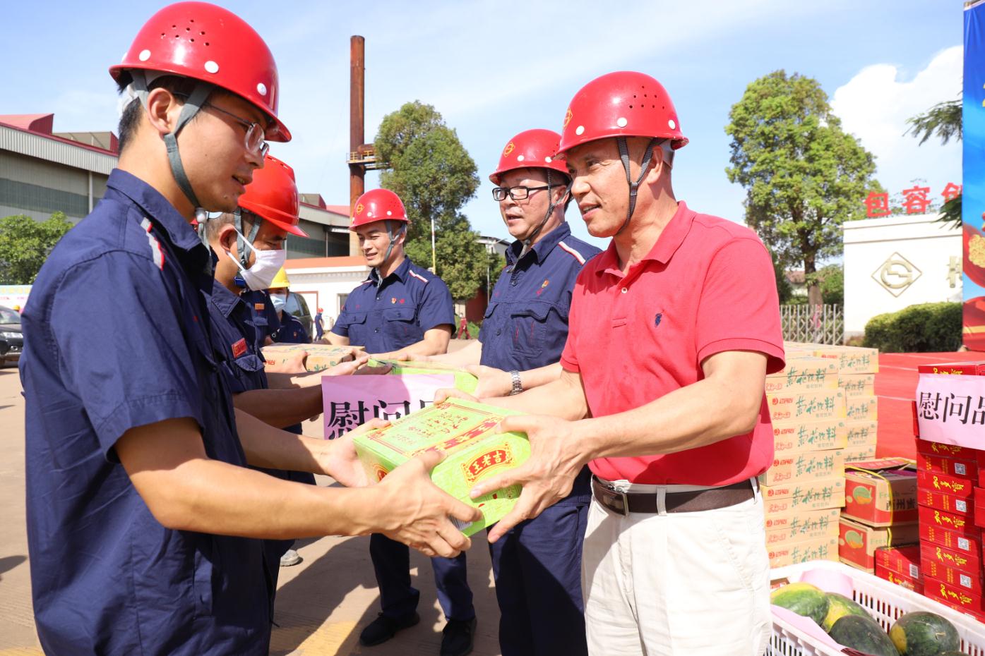 暖心！柳州市總工會(huì)、柳鋼集團(tuán)工會(huì)送來(lái)陣陣清涼